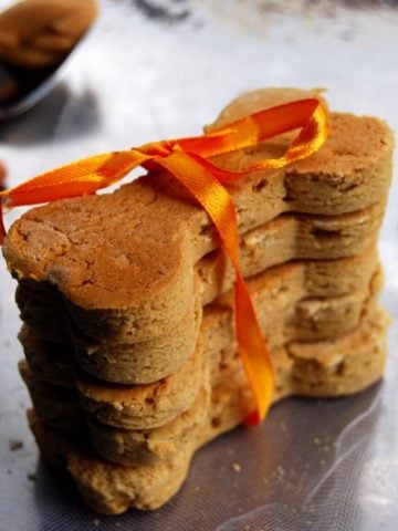 peanut butter dog biscuits - holycowvegan.net