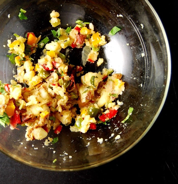 Photo of a glass bowl of potato and bell pepper stuffing for masala dosa
