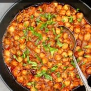 The black pot says Lebanese chickpea stew "Lebanese chickpea stew".