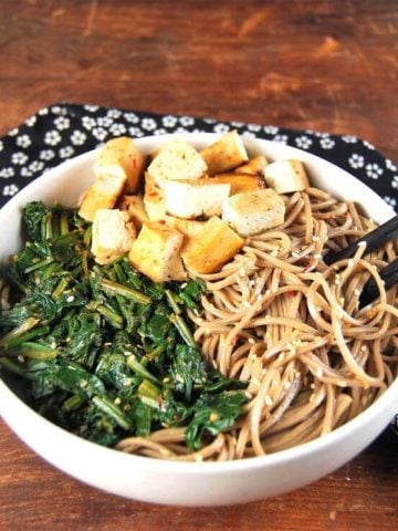 Healthy Sesame Soba Noodles with Spinach and Tofu - holycowvegan.net