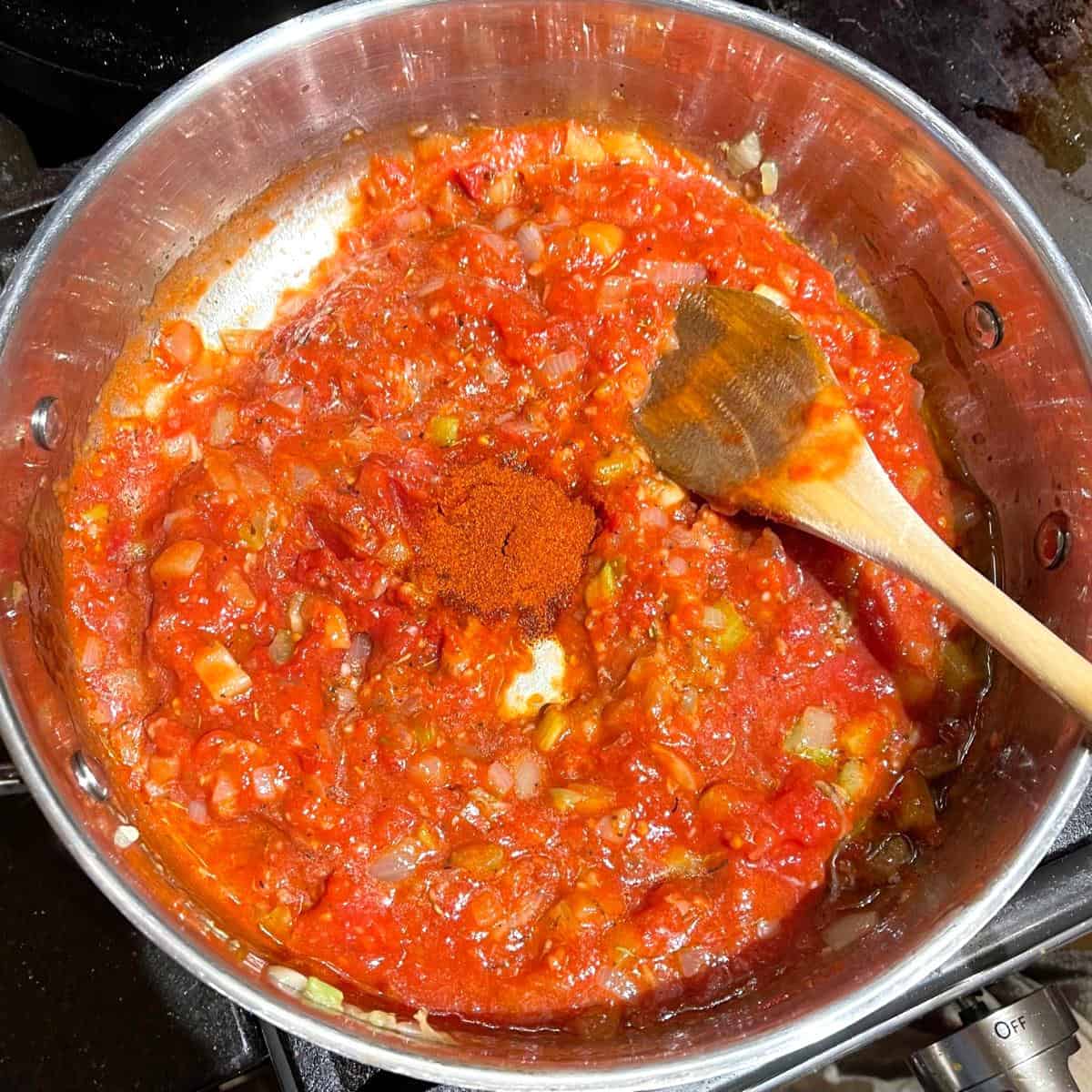 Tomatoes and paprika in saucepan.
