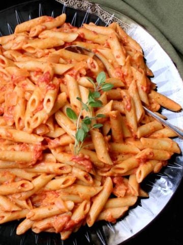 This tasty and elegant dish of Penne alla Vodka is 100 percent vegan, and it is classy and delicious enough for a special family dinner or a party with friends. #vegan #pasta #Italian #AmericanItalian #dinner #vodka HolyCowVegan.net