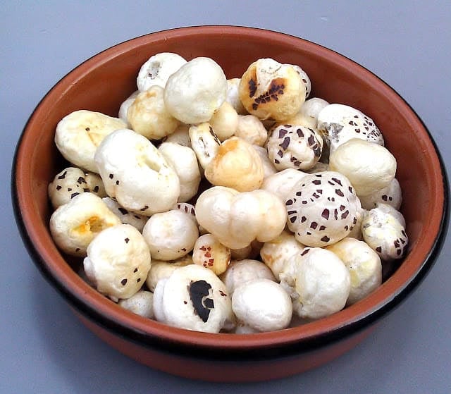 Photo of phool makhana or lotus seeds in an earthen bowl.