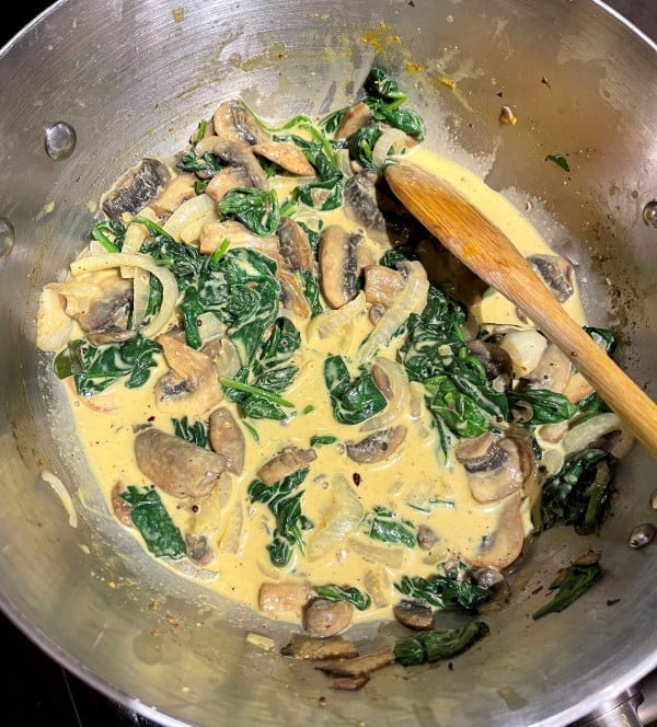 Spinach and mushrooms cooked in coconut sauce.
