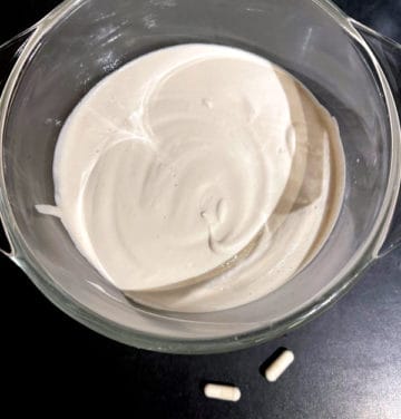 Cashew cream for yogurt with probiotic pills