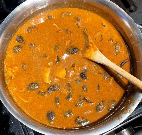 Xacuti gravy for ross omelet boiling on stove