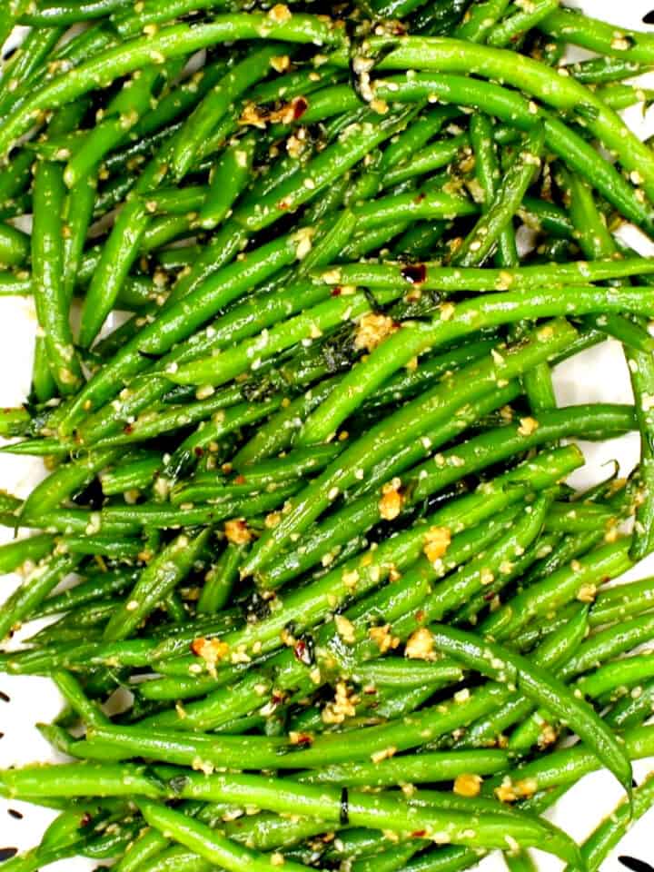 Garlic green beans with garlic, sesame seeds and red pepper flakes