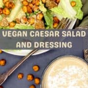 Decora una ensalada vegana con una incrustación de texto que diga "Ensalada César vegana y aderezo"