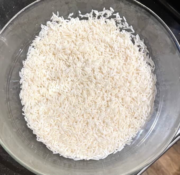 Blötlagt ris i glasskål.