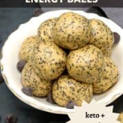 Veganska energibollar i skål med textinlägg som säger "veganska högproteinenergibollar, keto plus spannmålsfria plus no-bake"