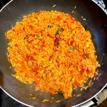 Tomato rice mixed in wok.