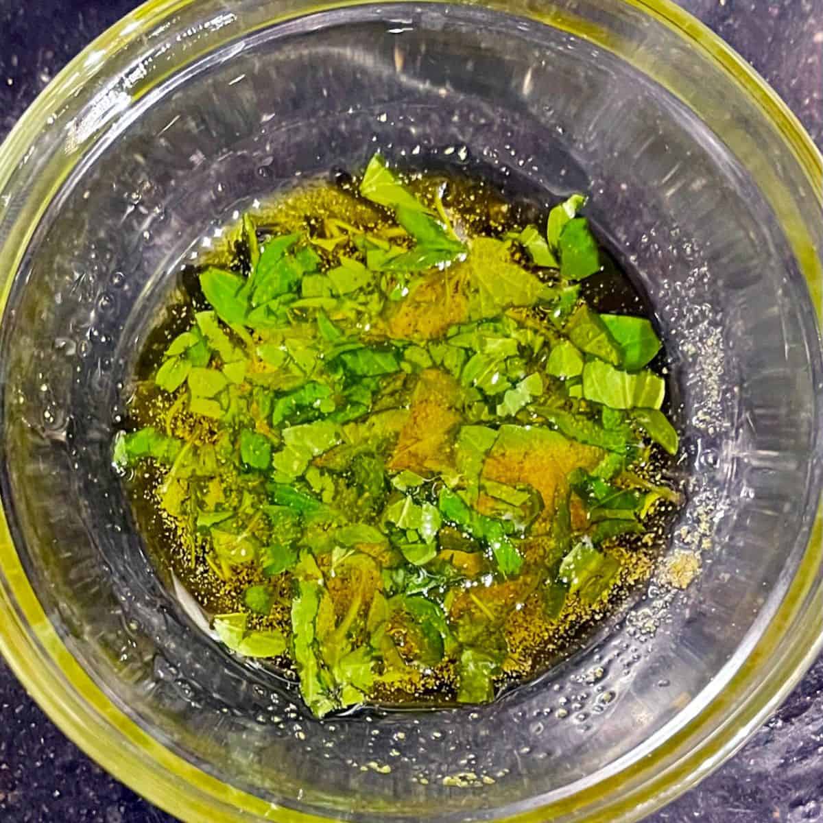 سبزی و سیر در روغن زیتون در یک کاسه.