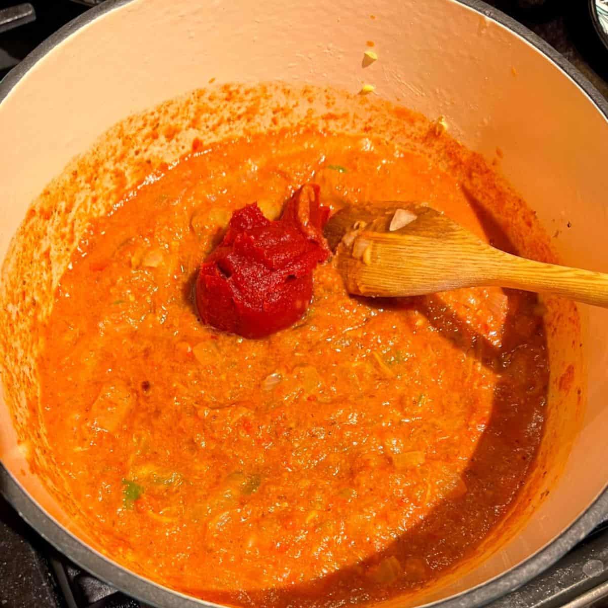 رب گوجه فرنگی و پوره گوجه فرنگی را به کاسه اضافه کنید.