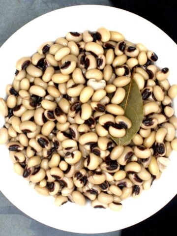 Black-eyed peas in bowl.