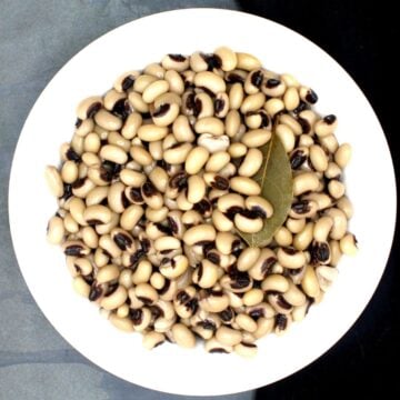 Cooked black-eyed peas in bowl.
