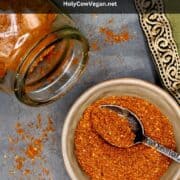Kryddblandning i skål med text som säger "ras el hanout, marockansk kryddblandning".