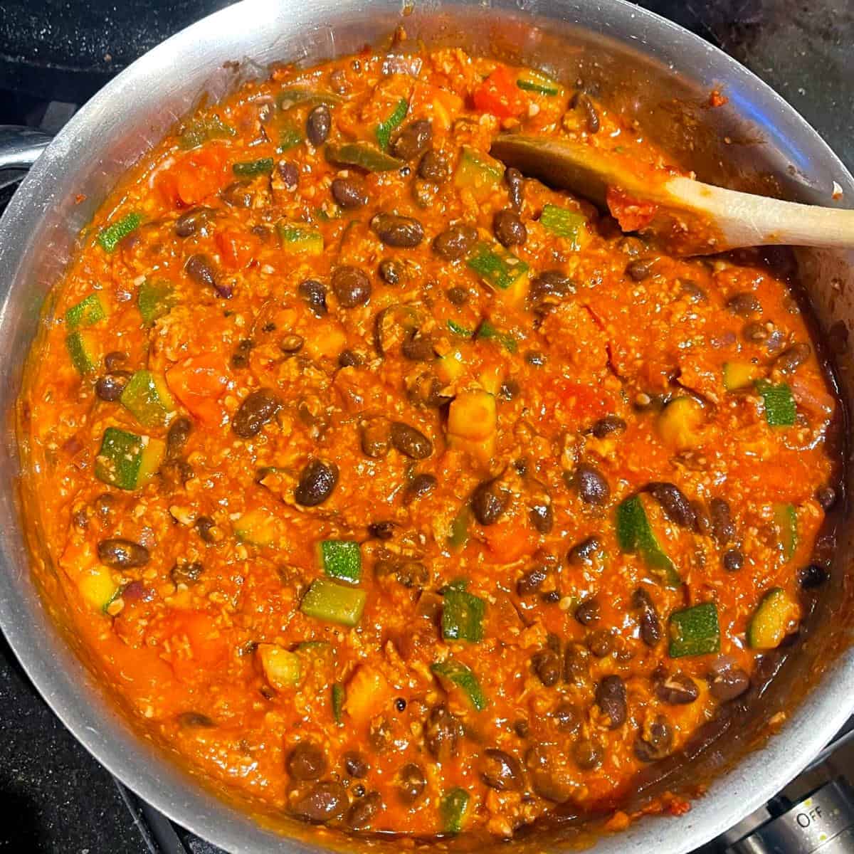Vegansk chili tillagad till tamalepaj.