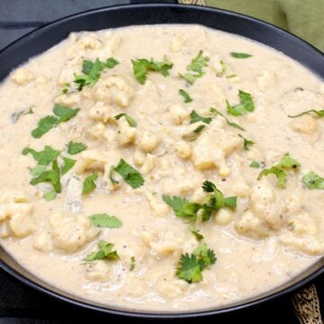Creamy cauliflower curry in bowl.