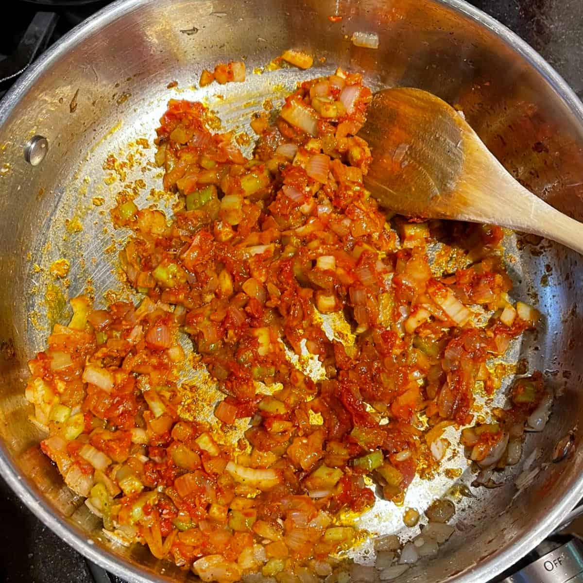 Tomato paste added to bell pepper stuffing in skilelt.