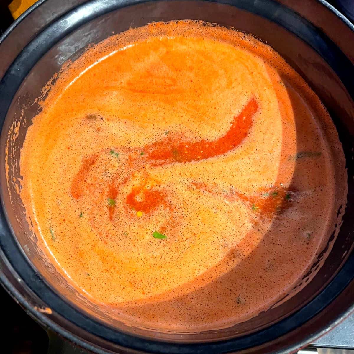 Składniki domowego sosu pomidorowego zmieszane razem w pojemniku na garnek.