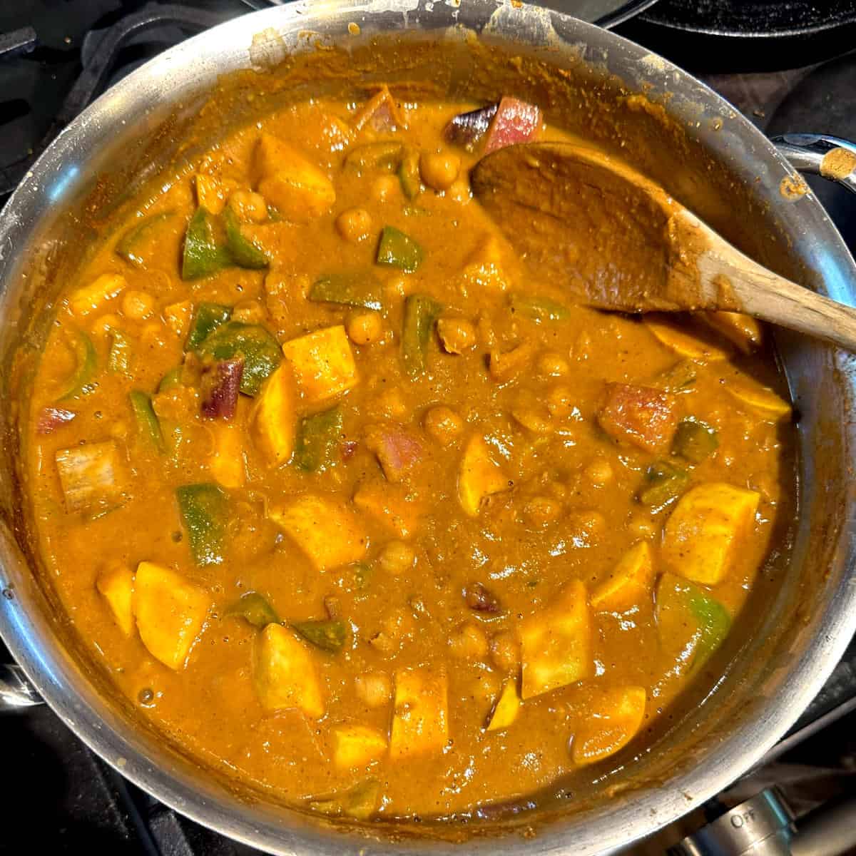 Vegetables and chickpeas simmered in tikka masala sauce.