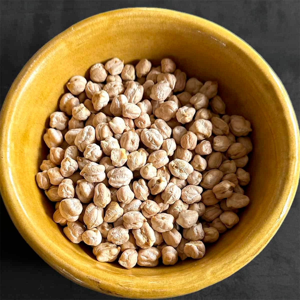 Dried chickpeas in bowl.