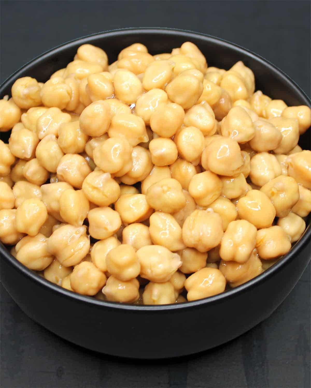 Cooked chickpeas in bowl.