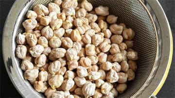 Rinsed chickpeas in strainer.