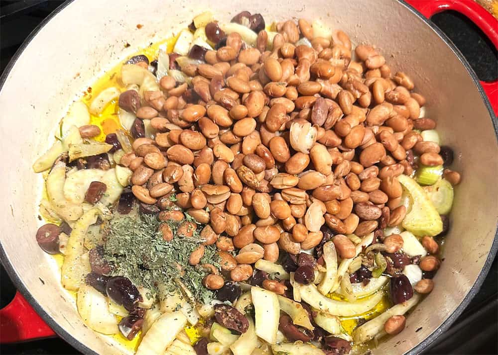 Pinto beans and oregano added to skilelt.